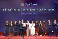 Lãnh đạo SeABank trao quyết định bổ nhiệm ông Lê Quốc Long đảm nhiệm chức vụ Tổng Giám đốc. (Ảnh: PV/Vietnam+)