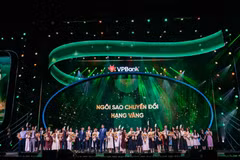 Ban lãnh đạo VPBank đã quyết định trao hơn 1.000 giải thưởng trị giá gần 50 tỷ đồng cho các cán bộ nhân viên có thành tích xuất sắc hành trình 30 năm qua. (Ảnh: Vietnam+)