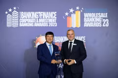 Ông Tim Charlton – Tổng biên tập ABF trao giải cho ông Trần Hoài Nam - Phó Tổng giám đốc HDBank. (Ảnh: Vietnam+)