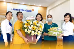 Gia đình khách hàng N.T.H cảm ơn các cán bộ phòng giao dịch Lienvietpostbank Quế Võ. (Ảnh: Vietnam+)