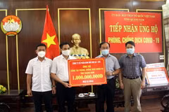 Lễ tiếp nhận 1 tỷ đồng của Công ty cổ phần kính nổi ủng hộ. (Ảnh: Phước Tuệ/TTXVN)