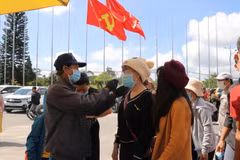 Kiểm tra thân nhiệt tại vườn hoa thành phố Đà Lạt. (Ảnh: Đặng Tuấn/TTXVN)