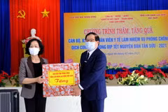 Bà Trương Thị Mai thay mặt Ban Dân vận Trung ương, Tổng Liên đoàn Lao động Việt Nam tặng quà cho tập thể cán bộ, nhân viên Trung tâm Kiểm soát bệnh tật Lâm Đồng chiều 8/2. (Ảnh: Nguyễn Dũng/TTXVN)