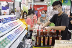 Khách hàng mua sắm tại siêu thị. (Ảnh: Trần Việt/TTXVN)