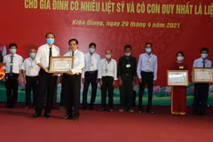 Truy tặng danh hiệu cao quý Mẹ Việt Nam Anh hùng. (Ảnh: Lê Sen/TTXVN)