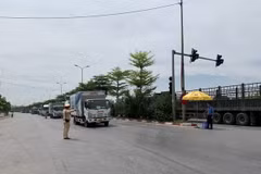 Xe "luồng xanh" chở hàng hóa thiết yếu được tạo điều kiện thuận lợi trên Quốc lộ 5 đoạn giáp ranh Hà Nội-Hưng Yên. (Ảnh: Nguyễn Văn Cảnh/TTXVN)