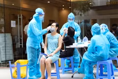 Lấy mẫu xét nghiệm SARS-CoV-2 cho cư dân khu đô thi Vinhomes Times City trong sáng 11/8. (Ảnh: Thanh Tùng/TTXVN)
