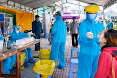 Lấy mẫu xét nghiệm trọng điểm cho người dân phường Hưng Lợi, quận Ninh Kiều. (Ảnh: Thu Hiền/TTXVN)