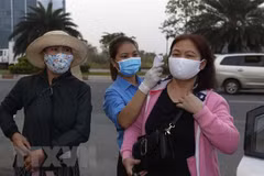 Đo thân nhiệt. (Ảnh: Thanh Vũ/TTXVN)