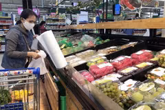 Người dân TP.HCM tranh thủ đi siêu thị mua lương thực dự trữ trước giờ G giãn cách. (Nguồn: Mỹ Phương/TTXVN)