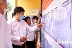 Ủy viên dự khuyết Trung ương Đảng, Phó Bí thư Thường trực Thành ủy, Chủ tịch HĐND thành phố, Chủ tịch Ủy ban bầu cử thành phố Lương Nguyễn Minh Triết kiểm tra thực tế tại khu vực bỏ phiếu số 2, xã Hòa Tiến. (Nguồn: baodanang)