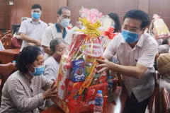 Trưởng Ban Tuyên giáo Trung ương Võ Văn Thưởng trao quà Tết cho gia đình chính sách tại huyện Long Thành, tỉnh Đồng Nai. (Ảnh: Công Phong/TTXVN)