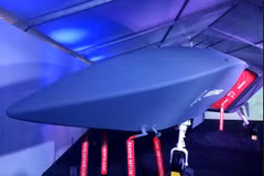 Một mô hình máy bay phản lực không người lái, giống máy bay chiến đấu của Boeing, có tên là Loyal Wingman, được trưng bày tại Avalon, Australia ngày 27/2/2019. (Nguồn: Reuters)