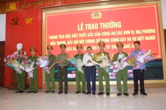 Trao thưởng cho các đơn vị. (Ảnh: Bích Huệ/TTXVN)