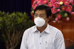 Ông Nguyễn Tiến Hải, Ủy viên Trung ương Đảng, Bí thư Tỉnh ủy, Chủ tịch Hội đồng Nhân dân tỉnh kiêm Trưởng ban Ban Chỉ đạo phòng, chống dịch bệnh COVID-19 tỉnh Cà Mau phát biểu tại Hội nghị. (Ảnh: Kim Há/TTXVN)