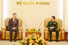 Thượng tướng Phan Văn Giang trao đổi với Đại sứ Kritenbrink. (Nguồn: qdnd)