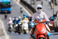 Nhiệt độ trên 35 độ C là từ 12-17 giờ, người tham gia giao thông cần trang bị khẩu trang, áo chống nắng che kín người tránh tình trạng sốc nhiệt vì nắng nóng. (Ảnh: Thành Đạt/TTXVN)