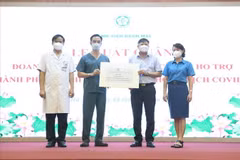 Ông Phan Văn Anh, Phó Chủ tịch Tổng Liên đoàn Lao động Việt Nam (thứ 2 từ trái qua) trao hỗ trợ 200 triệu đồng tới đoàn công tác. (Nguồn: congdoan)