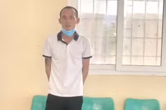 Đối tượng Nguyễn Văn Hậu bị lực lượng chức năng bắt giữ. (Ảnh: TTXVN phát)