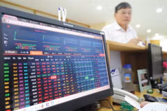Dịch COVID-19 khiến VN-Index giảm mạnh ngay đầu phiên sáng 30/3