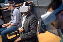 Người tham dự đeo kính thực tế ảo không dây của Oculus VR Inc. ở Hội nghị các nhà phát triển trò chơi điện tử (GDC) tại San Francisco, California, Mỹ. (Nguồn: Getty Images)