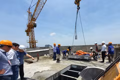 Đơn vị tháo dỡ đã cắt xong một ô sàn tầng 18 tòa nhà 8B Lê Trực. (Ảnh: Mạnh Khánh/TTXVN)