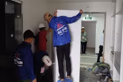 Lực lượng cưỡng chế tháo dỡ các thiết bị tại tầng 18 tòa nhà vi phạm trật tự xây dựng tại 8B Lê Trực. (Nguồn: TTXVN phát)