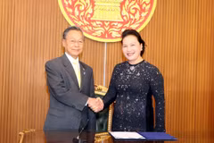 Chủ tịch Quốc hội Nguyễn Thị Kim Ngân gặp và hội đàm với Chủ tịch Hạ viện kiêm Chủ tịch Quốc hội Vương quốc Thái Lan Chuan Leekpai. (Ảnh: Trọng Đức/TTXVN)