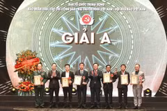 Chủ tịch Quốc hội Vương Đình Huệ và Thường trực Ban Bí thư Võ Văn Thưởng trao giải A cho các tác giả, nhóm tác giả. (Ảnh: Phương Hoa/TTXVN)