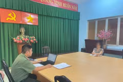 Công an làm việc với bà T.H.L. vì đăng thông tin sai sự thật về vụ việc ở Đắk Lắk. (Ảnh do Công an cung cấp)