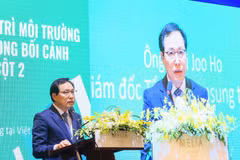 Làm thủ tục nộp thuế. (Nguồn: TTXVN)