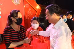 Công nhân, người lao động thị xã Bến Cát, tỉnh Bình Dương nhận quà và lì xì từ các cấp Tổng Liên đoàn lao động và các đơn vị chia sẻ trong những ngày cận Tết. (Ảnh: TTXVN phát)