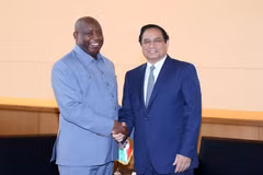 Thủ tướng Phạm Minh Chính gặp Tổng thống Burundi Evariste Ndayishimiye. (Ảnh: Dương Giang/TTXVN)