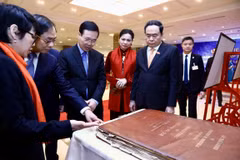 Thường trực Ban Bí thư Võ Văn Thưởng và Phó Chủ tịch Quốc hội Thường trực Trần Thanh Mẫn cùng các đại biểu tham quan trưng bày tư liệu và hình ảnh lịch sử tại lễ kỷ niệm. (Ảnh: Lâm Khánh/TTXVN)