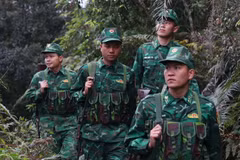 Cán bộ, chiến sỹ Đội phòng, chống ma túy Đồn biên phòng Chiềng On (Biên phòng Sơn La) trên đường tuần tra biên giới. (Ảnh: Trọng Đức/TTXVN)