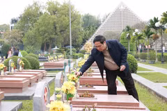 Thủ tướng Phạm Minh Chính thắp hương phần mộ liệt sỹ tại Nghĩa trang liệt sỹ A1. (Ảnh: Dương Giang/TTXVN)