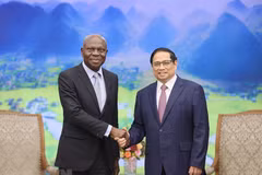Thủ tướng Phạm Minh Chính và Tổng Giám đốc Tổ chức Lao động Quốc tế (ILO) Gilbert F. Houngbo. (Ảnh: Dương Giang/TTXVN)