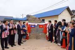 Quan khách hai nước thực hiện một nghi thức trong lễ bàn giao. (Ảnh: TTXVN phát)