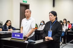 Hai bị cáo tại phiên tòa. (Ảnh: Kim Anh/TTXVN)