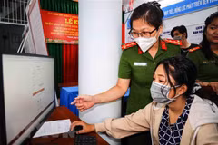 Người dân Cần Thơ được hướng dẫn tạo tài khoản dịch vụ công để sử dụng các dịch vụ công trực tuyến trên Cổng Dịch vụ Công Quốc gia và Cổng Dịch vụ Công Bộ Công an. (Ảnh: TTXVN phát)