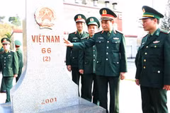 Bộ trưởng Bộ Quốc phòng Phan Văn Giang thăm khu vực cửa khẩu quốc tế Ma Lù Thàng, huyện Phong Thổ, tỉnh Lai Châu (Ảnh: Nguyễn Oanh/TTXVN)