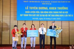 Bí thư Thành ủy Hà Nội Đinh Tiến Dũng trao thưởng của thành phố tặng Đoàn Thể thao Hà Nội tham dự Đại hội Thể thao Đông Nam Á lần thứ 32. (Ảnh: Văn Điệp/TTXVN)