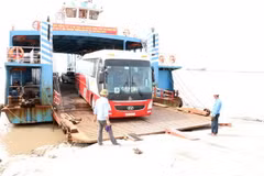 Hoạt động tại bến phà. (Ảnh: Hoàng Ngọc/TTXVN)
