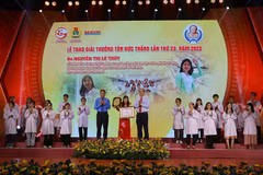 Phó Chủ tịch Tổng Liên đoàn Lao động Việt Nam Huỳnh Thanh Xuân (trái) cùng ông Nguyễn Hồ Hải, Phó Bí thư Thành ủy trao giải cho chị Nguyễn Thị Lệ Thủy, Tổ trưởng Tổ nuôi động vật thí nghiệm Trung tâm Công nghệ Sinh học Thành phố Hồ Chí Minh. (Ảnh: Thanh V