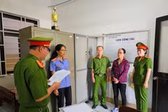Cảnh sát đọc lệnh bắt tạm giam bị can Bùi Thị Dần. (Nguồn: Báo Bình Thuận)