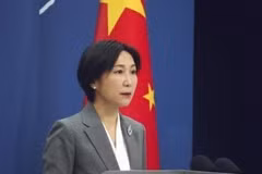 Người phát ngôn Bộ Ngoại giao Trung Quốc Mao Ninh phát biểu tại cuộc họp báo ở Bắc Kinh. (Ảnh: Kyodo/TTXVN)