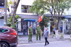 Lực lượng chức năng khám xét nhà riêng của ông Hồ Văn Khoa. (Ảnh: Quốc Dũng/TTXVN)