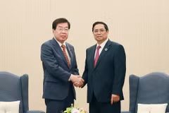 Thủ tướng Phạm Minh Chính tiếp Hạ nghị sỹ Hiraguchi, Chủ tịch Ủy ban đặc biệt về xây dựng luật công chức và đạo đức chính trị của Hạ viện Nhật Bản. (Ảnh: Dương Giang/TTXVN)