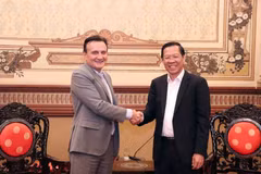 Ông Phan Văn Mãi (phải), Chủ tịch Ủy ban Nhân dân Thành phố Hồ Chí Minh tiếp ông Pascal Soriot (trái), Tổng Giám đốc Tập đoàn AstraZeneca. (Ảnh: Xuân Khu/TTXVN)