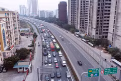Ùn tắc kéo dài tại cao tốc Pháp Vân-Cầu Giẽ hướng vào trung tâm thành phố. (Ảnh: Phạm Kiên/TTXVN)